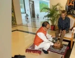 MP के मुख्यमंत्री शिवराज सिंह चौहान ने आदिवासी युवक के पैर धोए, माफी मांगी, जानिए भाजपा को क्या डर सता रहा