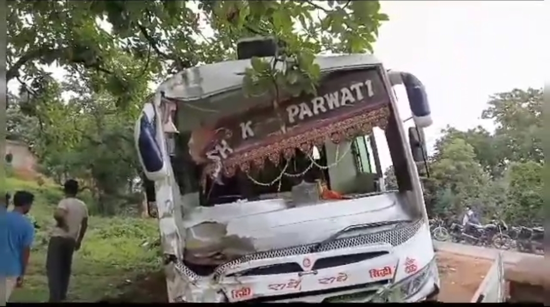 देवघर: बासुकीनाथ जा रही श्रद्धालुओं से भरी बस बिजली पोल से टकराई, बाल- बाल बचे लोग 