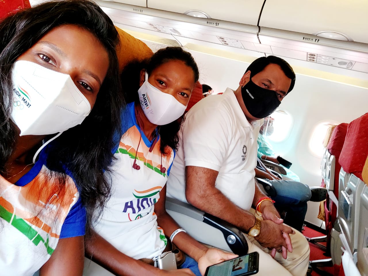 टोक्यो ओलंपिक में इतिहास रचने के बाद पहली बार रांची पहुंची हाॅकी खिलाडी सलीमा और निक्की, हुआ जोरदार स्वागत