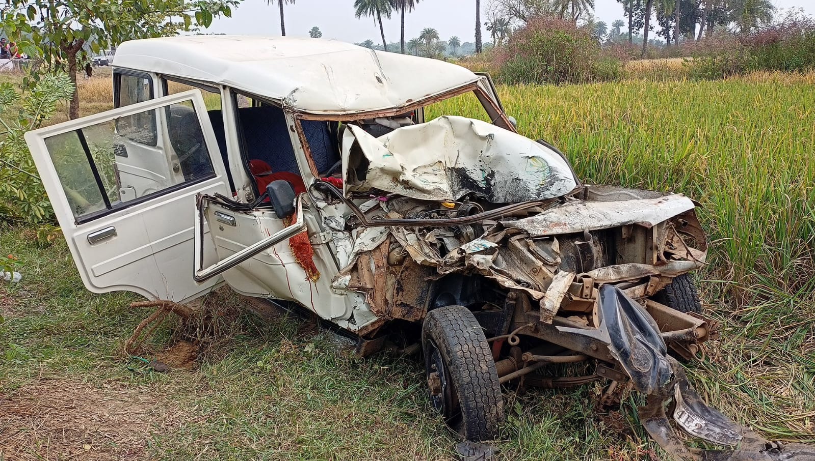 दुमका में दिखा रफ्तार का कहर, बोलेरो और टैंकर की टक्कर में एक मासूम की गई जान, दो घायल