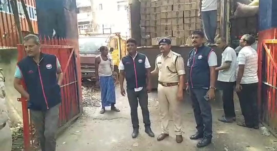 पटना में करोड़ों की विदेशी शराब बरामद, दो ड्राइवर गिरफ्तार