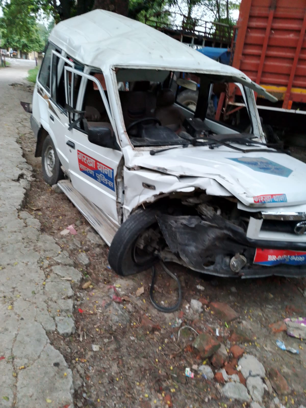 तेज रफ्तार ट्रक ने पुलिस गस्ती वाहन में मारी जोरदार टक्कर, 2 जवान घायल, एक की मौत