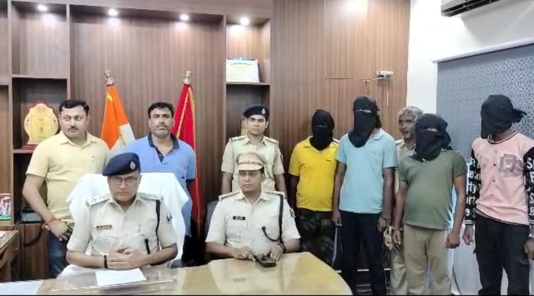 15 संगीन मामलों के कुख्यात महेश पासवान समेत 3 गिरफ्तार, हथियार भी बरामद