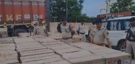 भारी मात्रा में विदेशी शराब जब्त, भूसी के नीचे छुपाई गई थी पेटियां, जानें किस जिले में खपाने की थी तैयारी