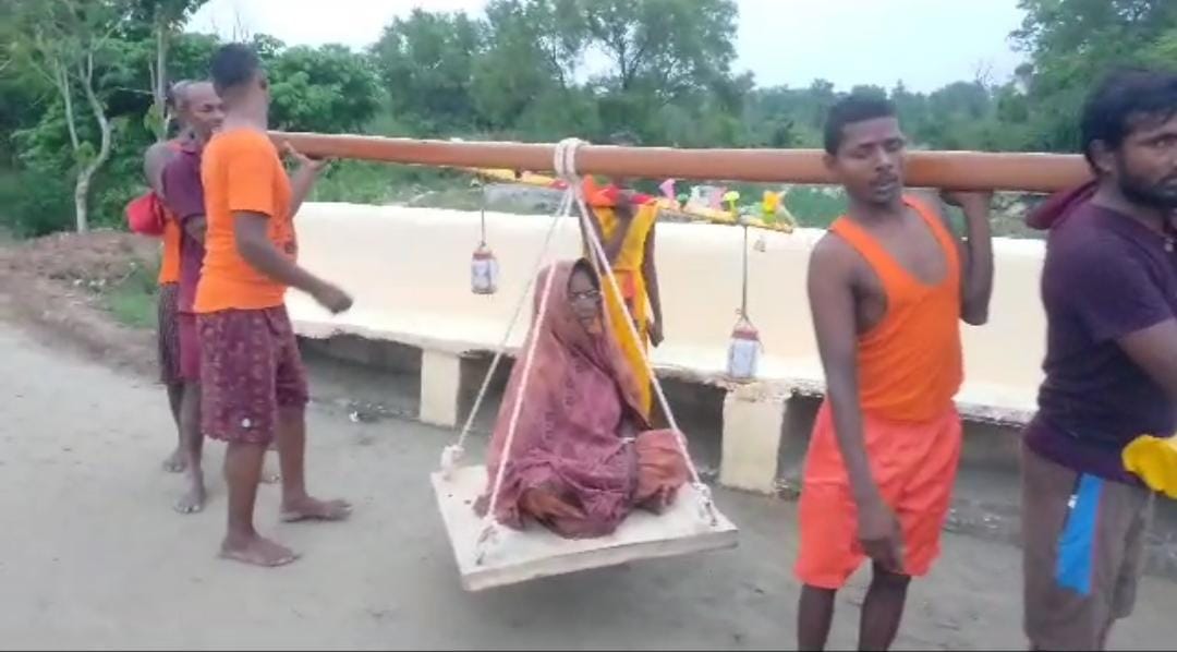 मां हुई स्वस्थ, तो बहंगी में लेकर देवघर निकला बेटा, पढ़े कलयुग के श्रवण की कहानी