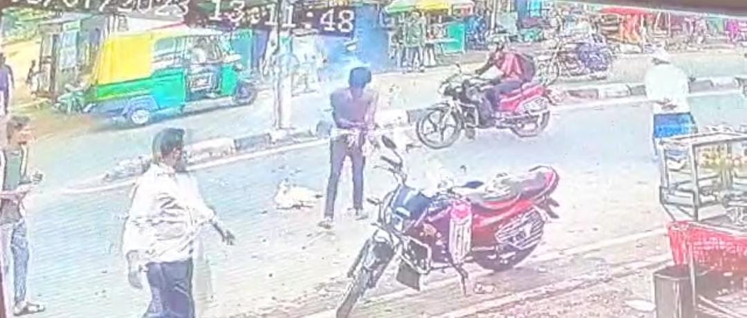 बीच सड़क युवक ने की आत्मदाह की कोशिश,लोगों ने बुझाया आग, पढ़ें वजह