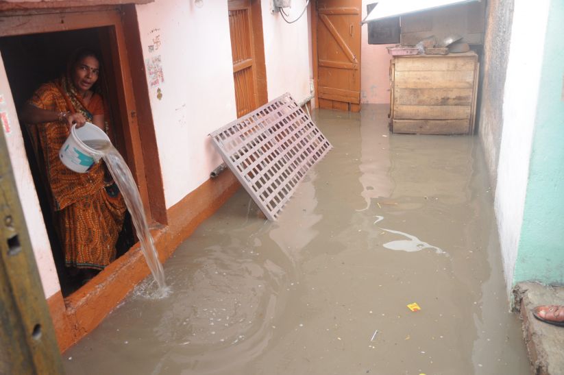 बारिश होते ही परेशान हो जाता है पूरा गांव, वोट बहिष्कार की दी चेतावनी