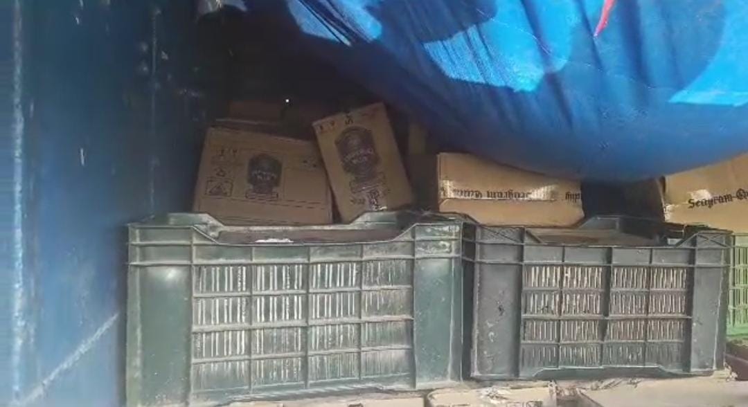 विदेशी शराब की खेप के साथ एक गिरफ्तार, फल के कैरेट के बीच छुपाई गई थी शराब