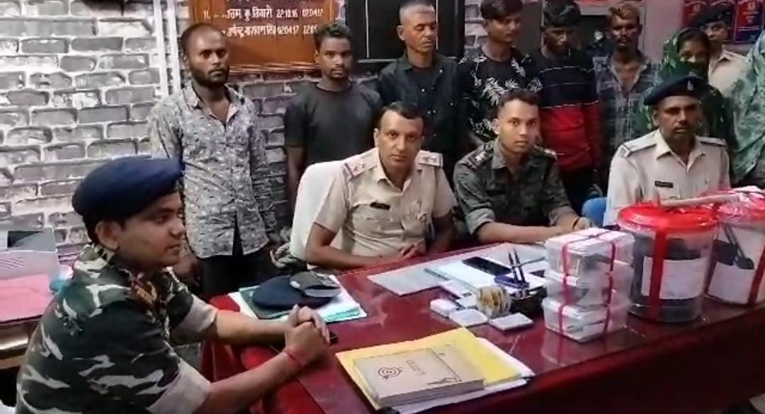 चोर गिरोह के 8 सदस्य चढ़े पुलिस के हत्थे, बैलून बेचने के दौरान घरों में करते थे चोरी