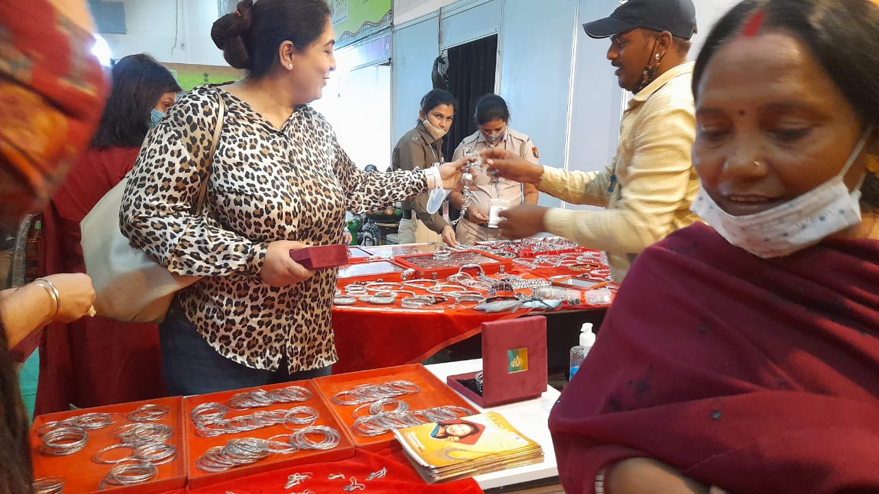 दिल्ली में झारखंड के मडुआ के आटे की मांग, कटहल का अचार भी डिमांड में