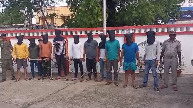 देवघर पुलिस को मिली सफलता, कुख्यात बाबा परिहस्त गैंग के 10 शातिर बदमाश गिरफ्तार, हथियारों के दम पर मांगते थे रंगदारी