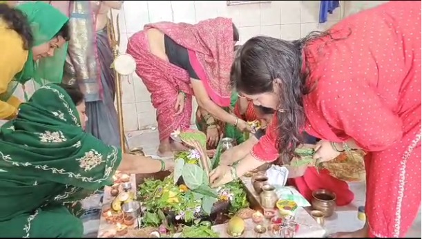 सावन में नंदी महाराज का चमत्कार, मंदिर में पी रहे पानी और दूध, भक्तों की लगी कतार