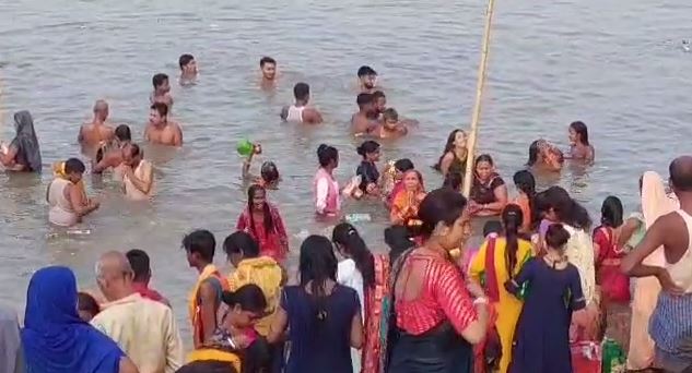 सावन में गंगा घाटों पर श्रद्धालुओं की भारी भीड़, स्नान के बाद शिवालयों में जलाभिषेक 