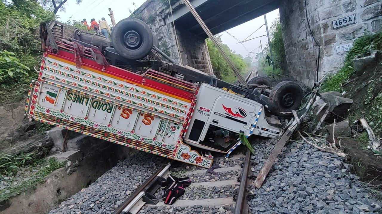 धनबाद- बोकारो मुख्य मार्ग पर पुल से नीचे रेलवे लाइन पर देखिये कैसे गिरा पिक अप वैन 