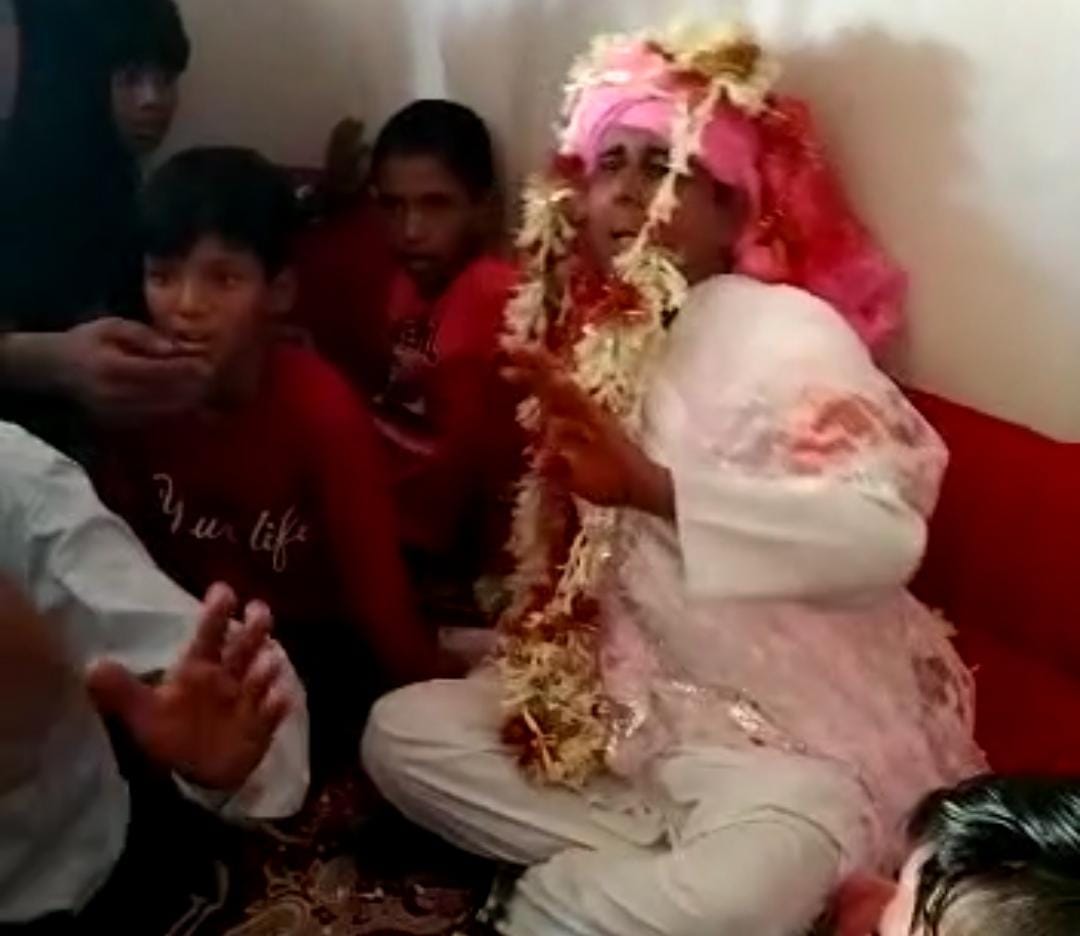 पत्नी के रहते शादी रचाने पहुंचा युवक, लोगों को लगी भनक तो जमकर हुई धुनाई, देंखे वायरल वीडियो   