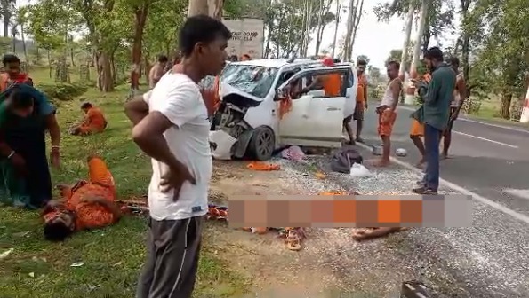 कांवड़ियों से भरी कार पेड़ से टकराई, एक की मौत, चार यात्री घायल