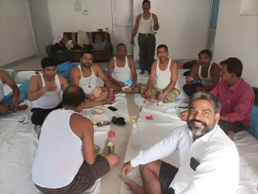 अजब बिहार की गजब सियासत: आन्दोनरत शिक्षक अभ्यर्थियों का ठिकाना बना विधान पार्षद संजीव कुमार सिंह का सरकारी आवास