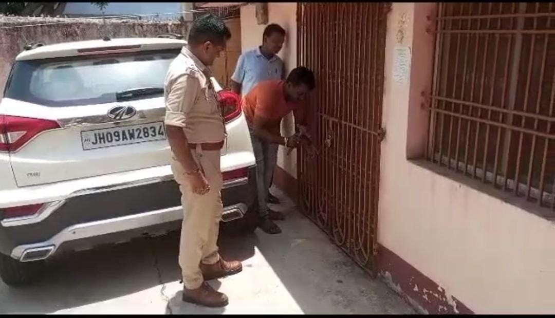 दहेज प्रताड़ना के आरोपी के घर हुई कुर्की, 2020 से चल रहा है फरार, पढ़ें खबर
