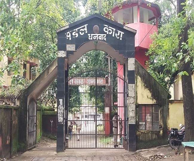 सवाल: धनबाद जेल से चलता है गैंग लेकिन छापेमारी में कुछ नहीं मिलता जबकि बाल सुधार गृह से मिलते रहे हैं मोबाइल,चाकू