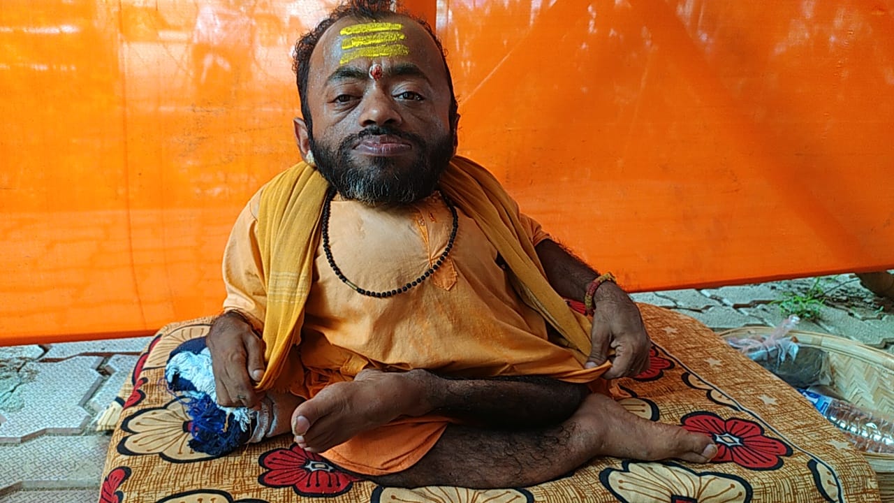 भोलेनाथ के दिव्यांग भक्त ने नापी भोजपुर से देवघर की दूरी, जानें डेढ़ फीट के निराले भक्त की कहानी   