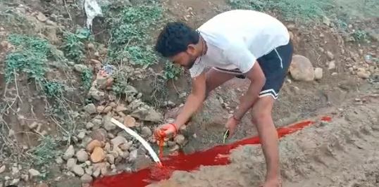 झारखंड के बेलभद्री पहाड़ से निकल रहा खून जैसा पानी! भूगर्भशास्त्रियों के लिए बना शोध का विषय