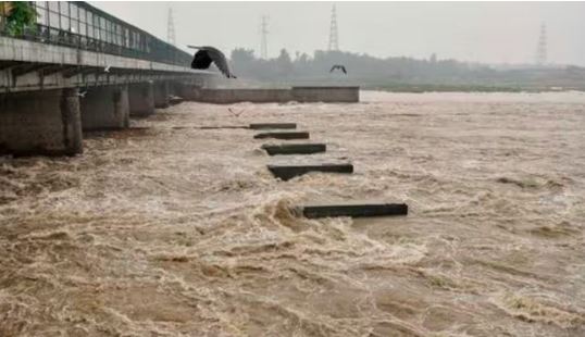 पहाड़ी राज्यों में भारी बारिश के चलते उफान पर यमुना नदी, दिल्ली में लगी धारा 144 लागू , मुख्यमंत्री केजरीवाल ने बुलाई आपात बैठक