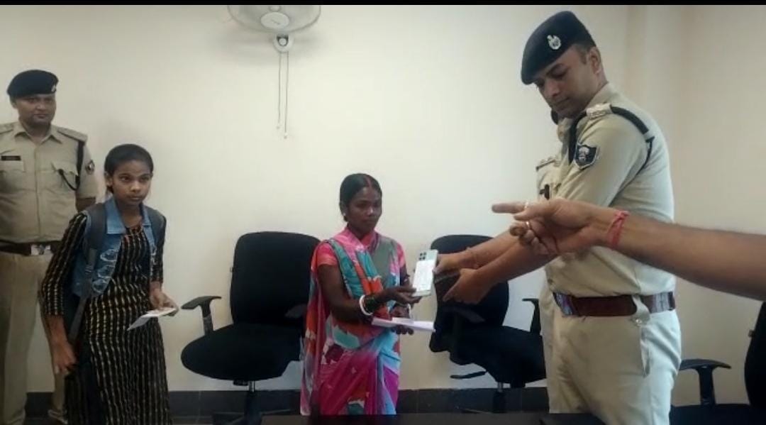 ऑपरेशन मुस्कान के तहत लौटी 41 लोगों की मुस्कान, जानें कैसे पुलिस ने बरामद की चोरी का मोबाइल