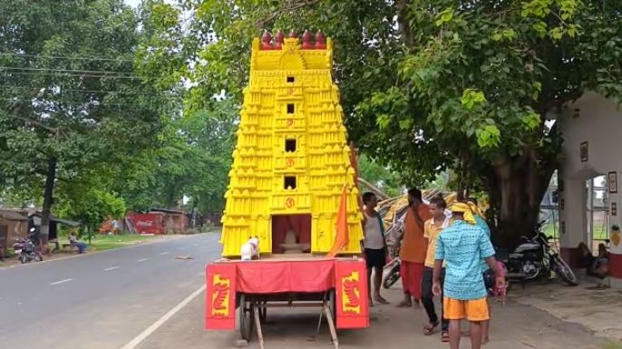 रामेश्वरम धाम के स्वरूप वाला कांवर बना आकर्षण का केंद्र,सेल्फी लेने के लिए लोगों की उमड़ी भीड़ 