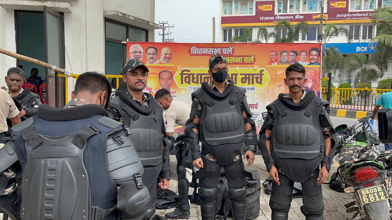 सरकार के खिलाफ बीजेपी का हल्लाबोल, शिक्षक बहाली और नौकरी को लेकर कर रहे विधानसभा मार्च