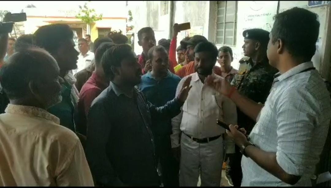 बोकारो: प्रसव के बाद महिला की हुई मौत, अस्पताल प्रबंधन पर फूटा परिजनों का गुस्सा