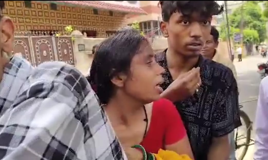 DHANBAD!!दिनदहाड़े बीच सड़क पर महिला के गहने लूट लिए बदमाश,देखिये घटनाक्रम   