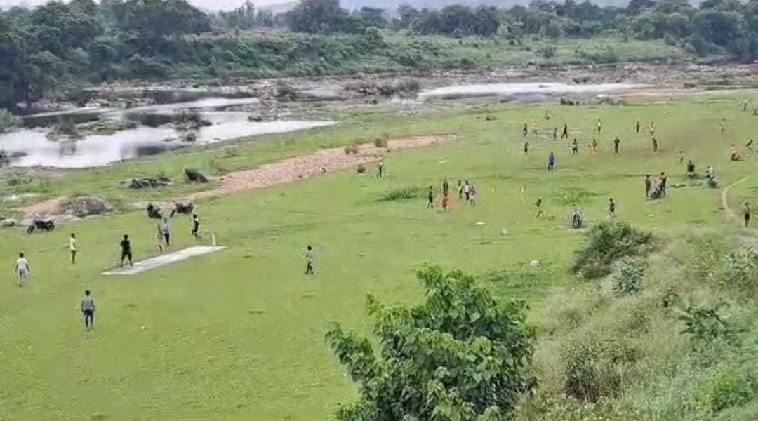 कम बारिश से सूखी स्वर्णरेखा और खरकाई, जानें कैसे खेल के मैदान में हुई तब्दील   