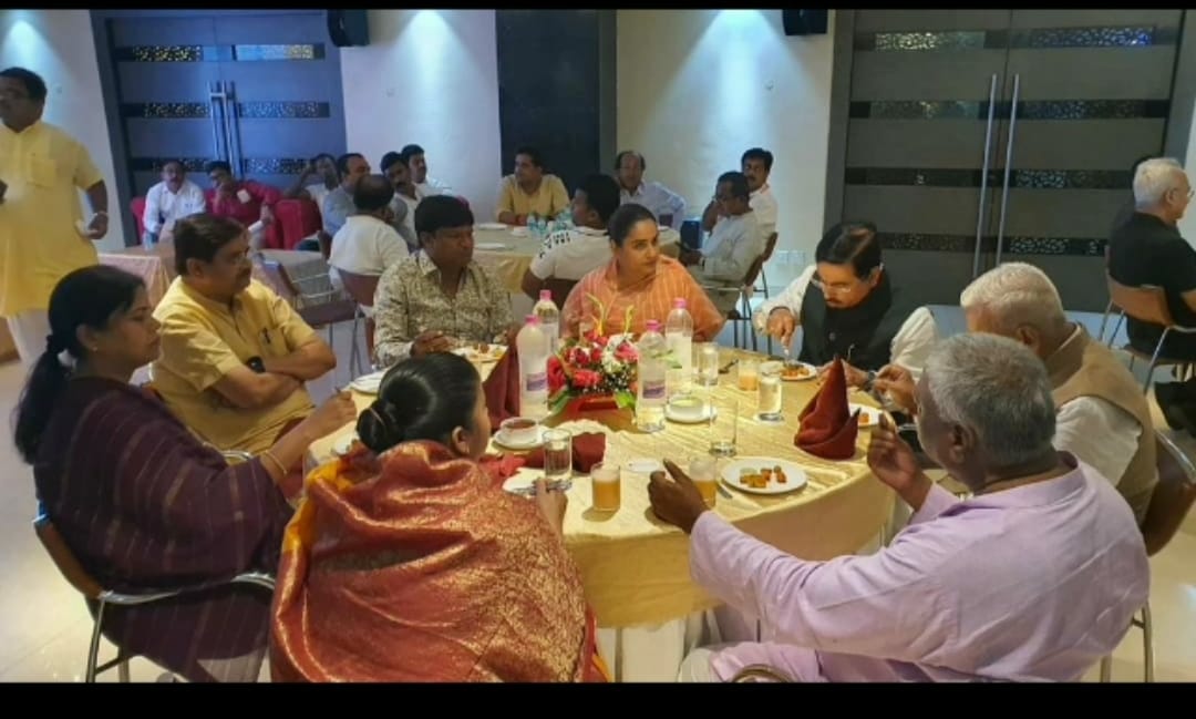 धनबाद के मजबूत घरानों की गोतनियां बैठीं थी आमने -सामने लेकिन चेहरे  पर झलक रहा था तनाव, पढ़िए पूरी खबर  