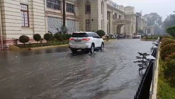 बारिश ने खोली बिहार नगर निगम की पोल, विधानसभा परिसर में भरा पानी