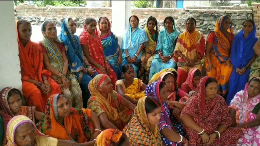 बोकारो: पेयजल के लिए हाहाकार, महिलाओं ने किया मुखिया आवास का घेराव, आदोलन की दी चेतावनी 