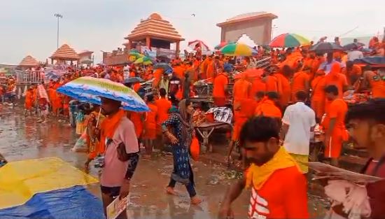 सर चढ़कर बोल रही है बाबा भोले की दिवानगी, दूसरी सोमवारी के लिए हजारों कांवरियां देवघर रवाना