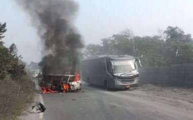 विस्फोटक लदे वाहन से टकराई वैन धूं-धूं कर जली, बाल-बाल बचे श्रद्धालू