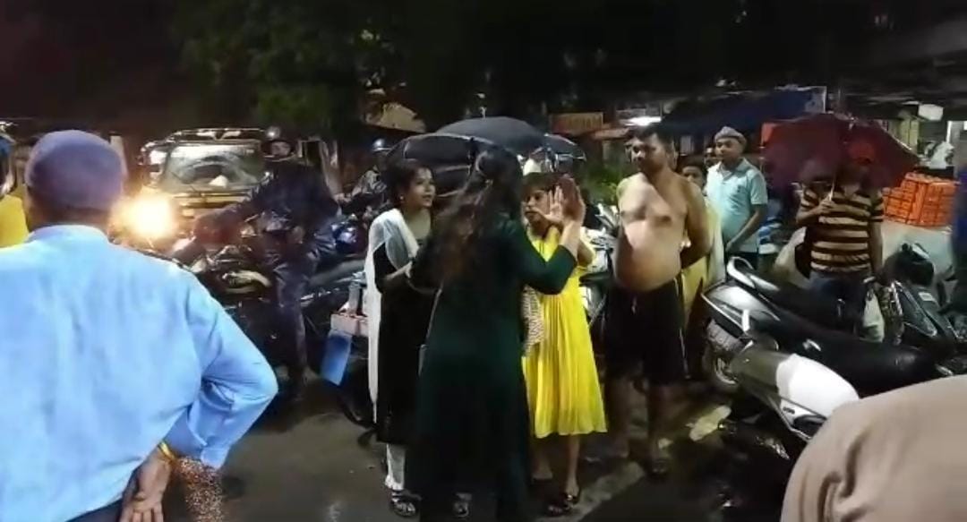 पर्स छीन कर भाग रही थी महिला चोर, पकड़ाने के बाद जमकर हुई कुटाई