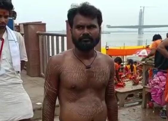 भोलेनाथ की भक्ति का अनोखा रंग, शरीर में 751 सूई चुभोकर देवघर निकला  हठ बम, जानें क्या है मन्नत