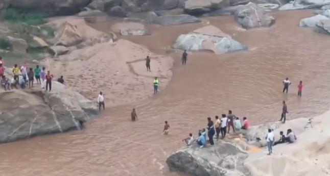 सुग्गा वाटर फॉल में डूबने से दो युवकों की मौत, दोनों को डूबता देख भागे अन्य साथी  