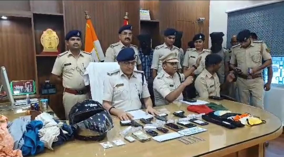 गर्लफ्रेंड के इशारे पर लूटपाट करने वाले गिरोह का भंडाफोड़, हथियार और कारतूस के साथ चार गिरफ्तार