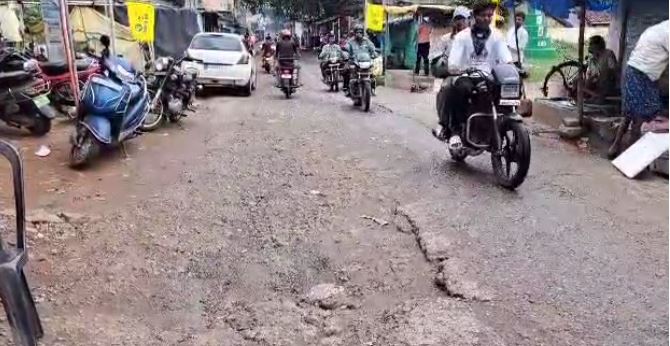 लोगों की शादी में बाधा बनी बदहाल सड़कें, आंदोलन के मूड में आक्रोशित लोग, पढ़ें विस्तार से