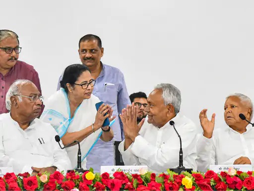 एक अकेला सब पर भारी की निकली हवा! पीएम मोदी को क्यों पड़ी तीस-तीस सहयोगियों की जरुरत, एनडीए की बैठक पर मल्लिकार्जुन खड़गे का तंज