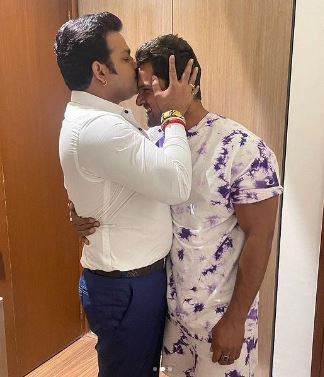 पवन सिंह और खेसारी लाल की दुश्मनी हुई खत्म! एक दूसरे को चूमते हुए दिखे भोजपुरी स्टार
