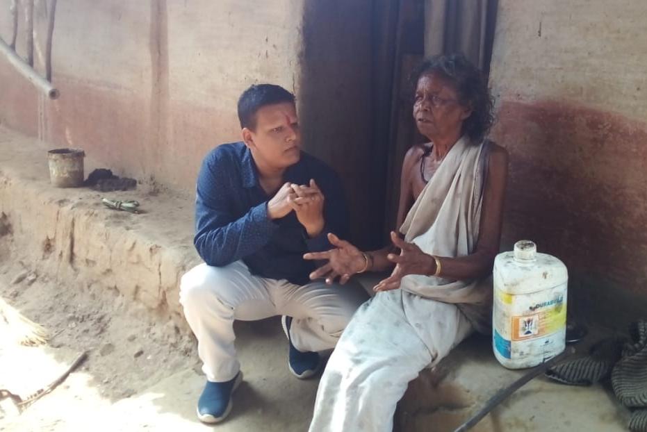 वृद्ध खिरोनी लोहार का अब तक नहीं बना आधार कार्ड, इसलिए दाने-दाने को मोहताज