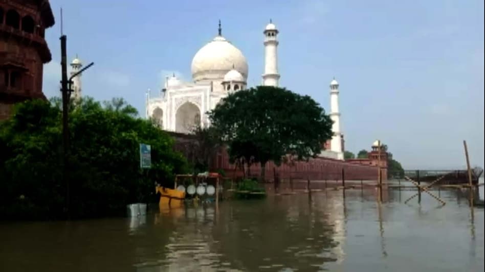 ताजमहल के दीवार तक पहुंचा यमुना का पानी, यमुना किनारे बनी 28 कॉलोनियों में बढ़ा का खतरा