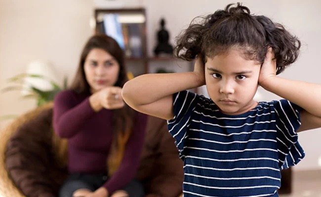 पेरेंट्स की सख्ती बच्चों के लिए है खतरनाक, बच्चों की मेंटल हेल्थ को इस तरह करती है डैमेज