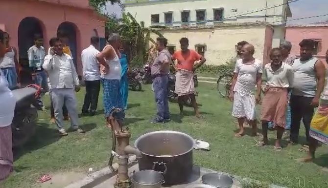स्कूल के हैंडपम्प से निकला सफेद रंग का पानी, पानी पीने के बाद रसोइया हुई बेहोश, जानिए पूरा मामला