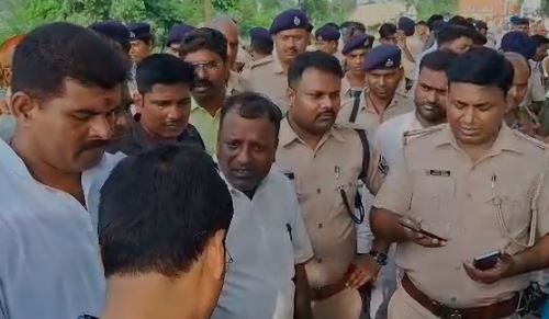 पुलिस और ग्रामीणों की झड़प में आधा दर्जन जवान जख्मी, पिटाई देख जान बचाकर भागी पुलिस, जानें क्यों बढ़ा विवाद