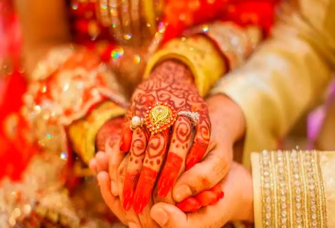 शादी के लिए सजधज कर मंदिर में इंतजार करी रही थी दुल्हन, बहाने बनाकर दुल्हा हुआ फरार, जानिए पूरी खबर